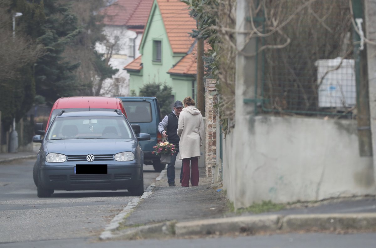 Dary a pugéty přebírala za oslavenkyni Janu Hlaváčovou její dcera Bára Munzarová