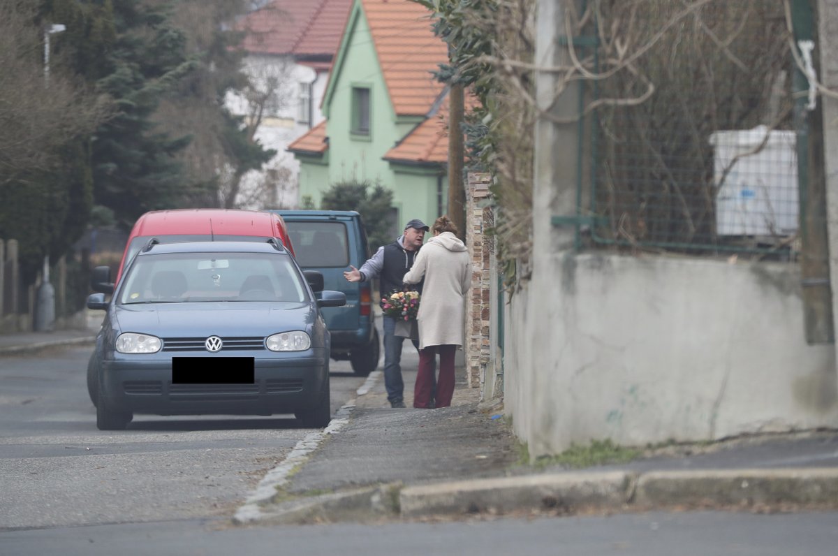 Dary a pugéty přebírala za oslavenkyni Janu Hlaváčovou její dcera Bára Munzarová