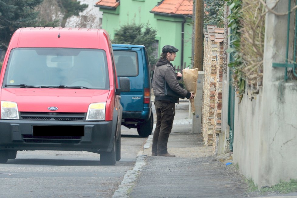 Dary a pugéty přebírala za oslavenkyni Janu Hlaváčovou její dcera Bára Munzarová,