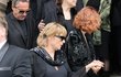 Pohřeb Jany Hlaváčové - rodina Hlaváčové - dcera Bára Munzarová a vnučka Anna Dvořáková