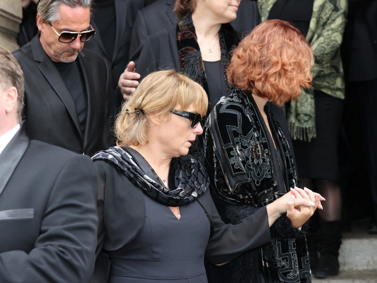 Pohřeb Jany Hlaváčové - rodina Hlaváčové - dcera Bára Munzarová a vnučka Anna Dvořáková