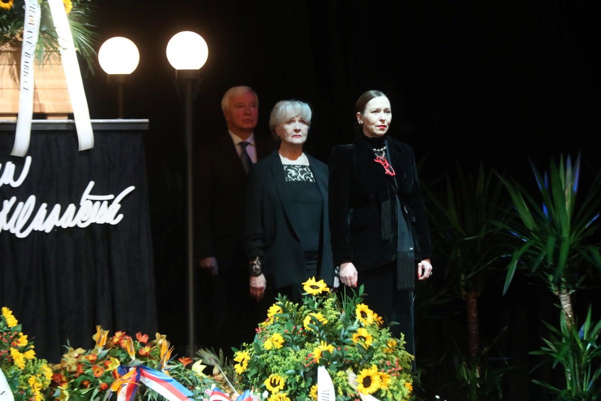 Pohřeb Jany Hlaváčové - Carmen Mayerová a Zuzana Stivínová
