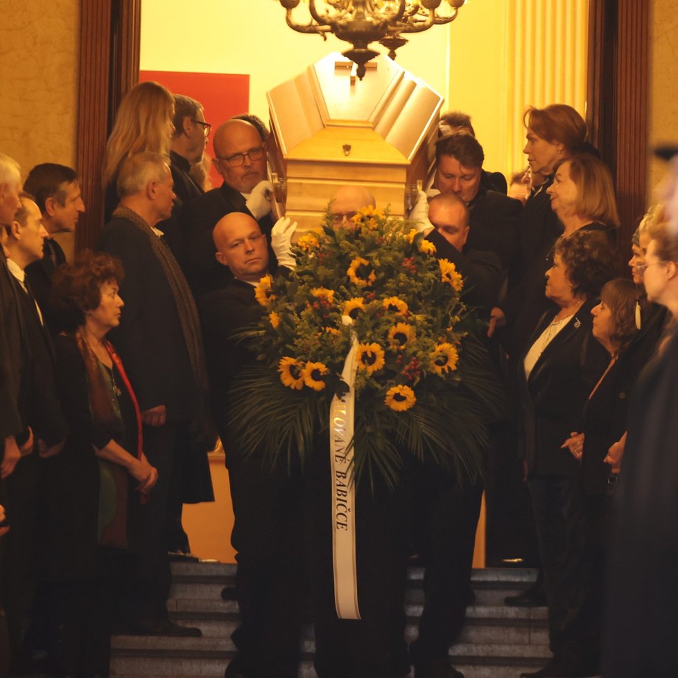 Pohřeb Jany Hlaváčové - vynášení rakve