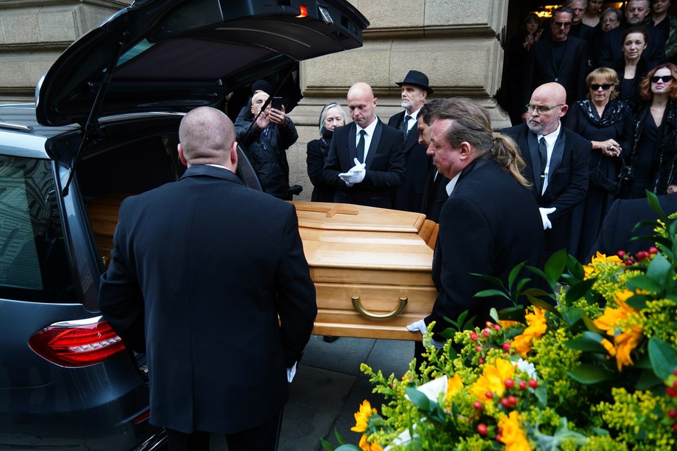 Pohřeb Jany Hlaváčové - vynášení rakve