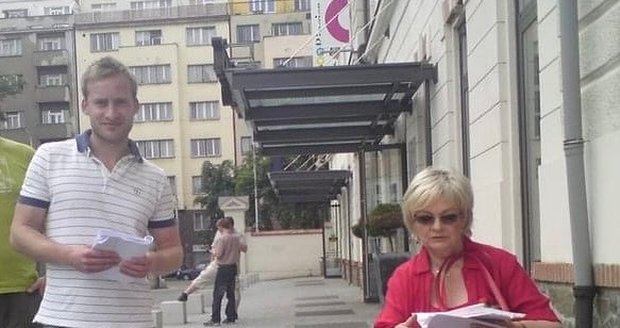 2010: Jana Hlaváčová před redakcí Blesku během natáčení seriálu Dokonalý svět.