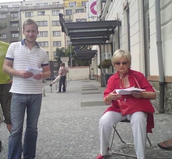 2010: Jana Hlaváčová před redakcí Blesku během natáčení seriálu Dokonalý svět.