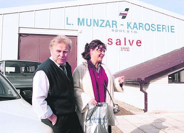 1992 Herečka podporovala Munzara i v podnikání.