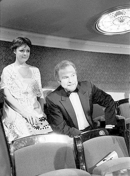 1983 Hlaváčová s Munzarem po vyřešení rodinných problémů v jevišti Národního divadla