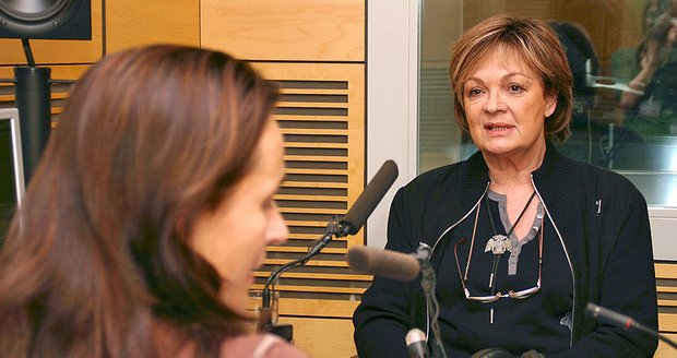 Jana Hlaváčová při rozhlasovém rozhlasovém rozhovoru s Lucií Výbornou.