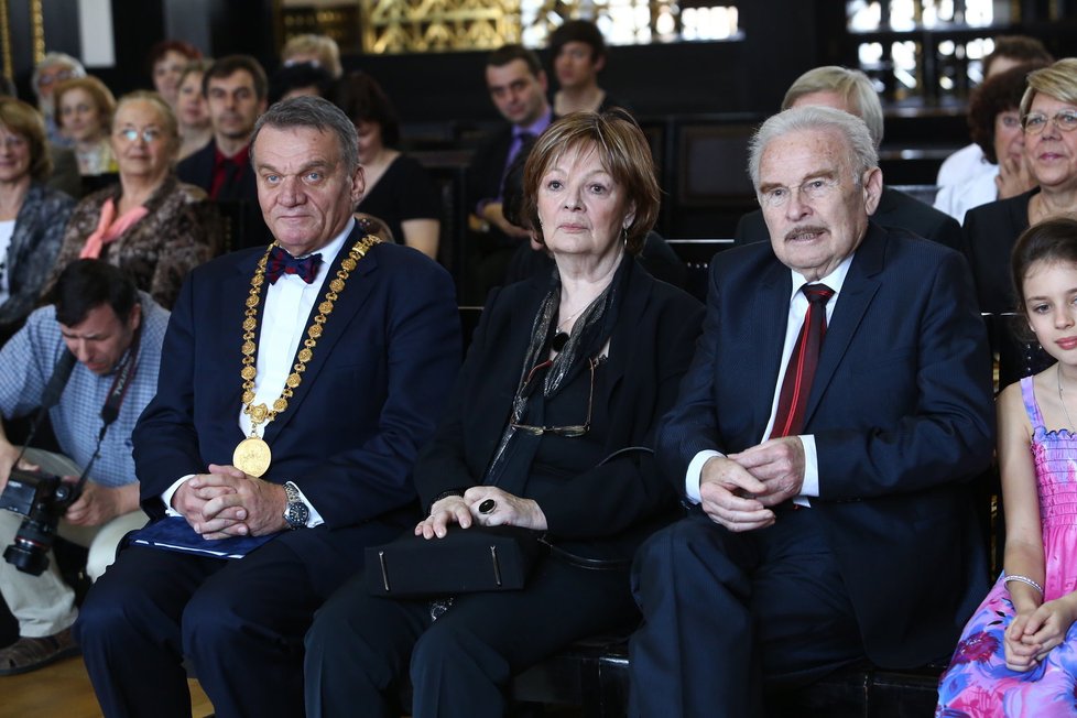 Jana Hlaváčová s Munzarem dostali v roce 2013 od tehdejšího primátora Svobody medaili za přínos a rozvoj české kultury