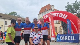 Pro Janu Macíčkovou z Malenovic, která je po pádu z kola na vozíčku, jedou cyklisté napříč republikou.