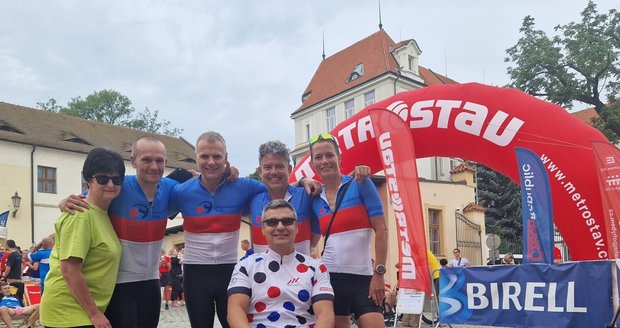 Pro Janu Macíčkovou z Malenovic, která je po pádu z kola na vozíčku, jedou cyklisté napříč republikou.