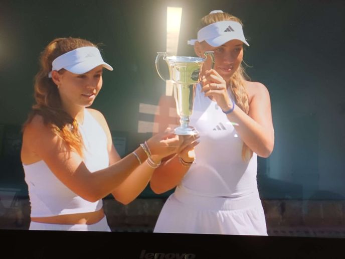 Jana Kovačková s Kateřinou Zajíčkovou ovládly na Wimbledonu juniorský debl Jana Kovačková s Kateřinou Zajíčkovou ovládly na Wimbledonu juniorský debl