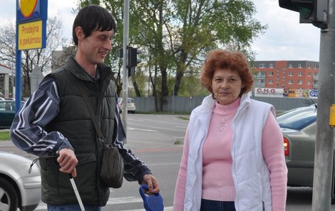 Jana Kratochvílová (na snímku s nevidomým synem) se i přes své útrapy naděje nevzdává.