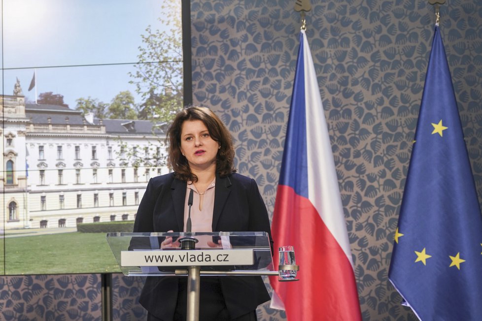 Ministryně práce a sociálních věcí Jana Maláčová na tiskové konferenci po jednání vlády (17. 6. 2019)