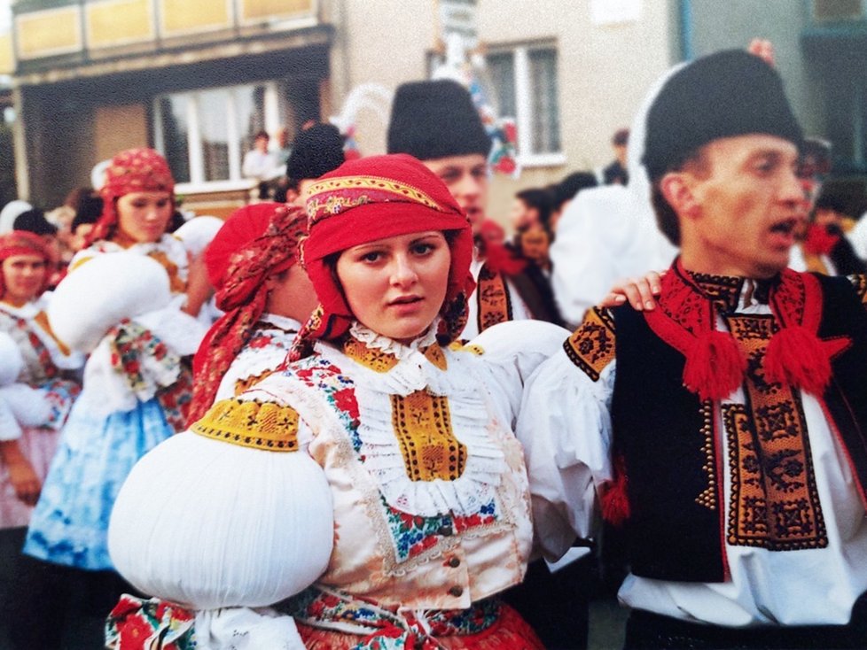 Tenkrát šestnáctiletá nynější ministryně práce a sociálních věcí Jana Maláčová (ČSSD) v kroji.