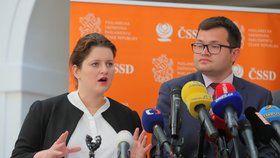 Ministryně práce a sociálních věcí Jana Maláčová (ČSSD) a předseda poslaneckého klubu sociálních demokratů Jan Chvojka (13. 6. 2019)