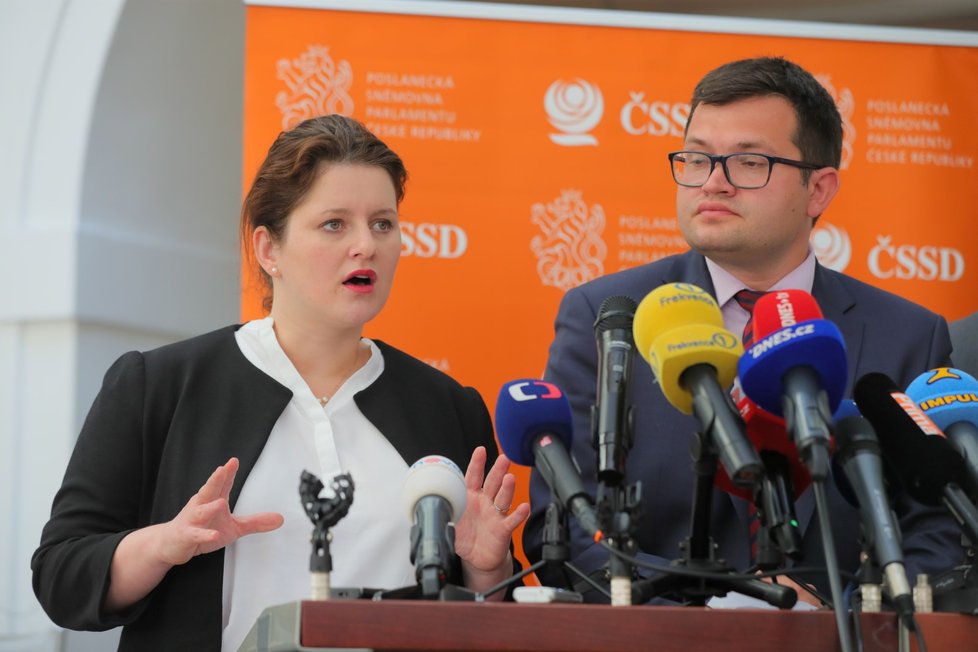 Ministryně práce a sociálních věcí Jana Maláčová (ČSSD) a předseda poslaneckého klubu sociálních demokratů Jan Chvojka (13. 6. 2019)