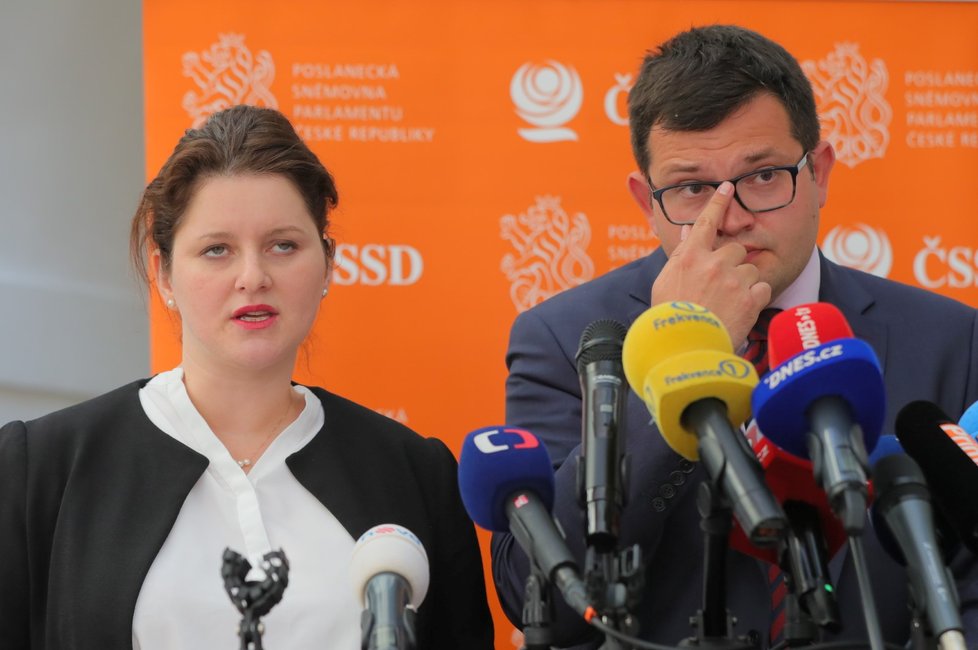 Ministryně práce a sociálních věcí Jana Maláčová (ČSSD) a předseda poslaneckého klubu sociálních demokratů Jan Chvojka (13. 6. 2019)