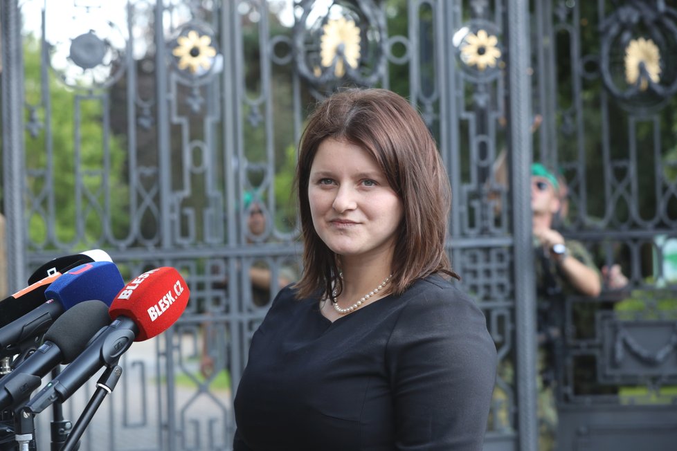 Jana Maláčová coby kandidátka na ministryni práce a sociálních věcí po setkání s prezidentem Zemanem v Lánech (24.7.2018)