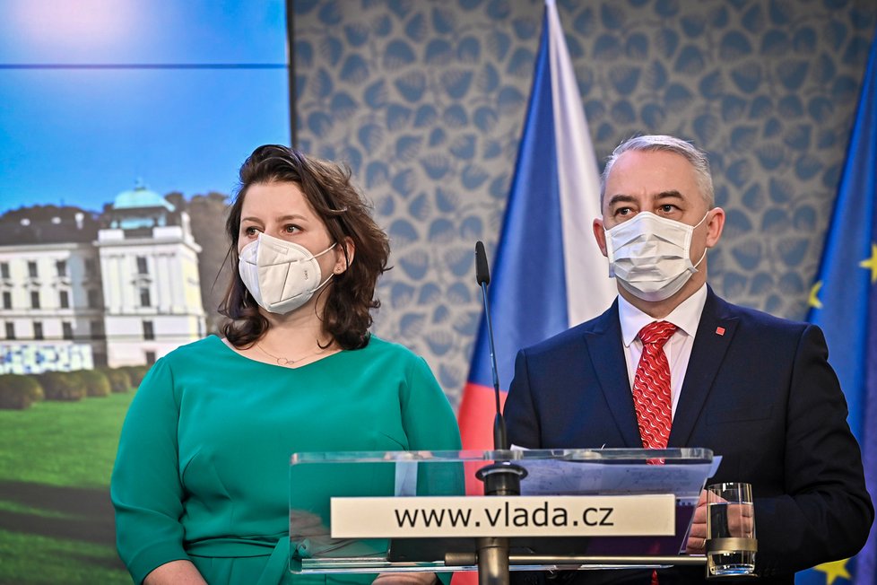 Jana Maláčová a Josef Středula po jednání tripartity