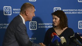 Ministryně práce a sociálních věcí Jana Maláčová (ČSSD) s premiérem Andrejem Babišem (ANO)