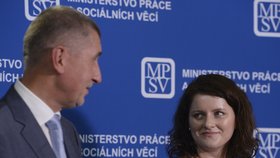 Ministryně práce a sociálních věcí Jana Maláčová (ČSSD) s premiérem Andrejem Babišem (ANO)