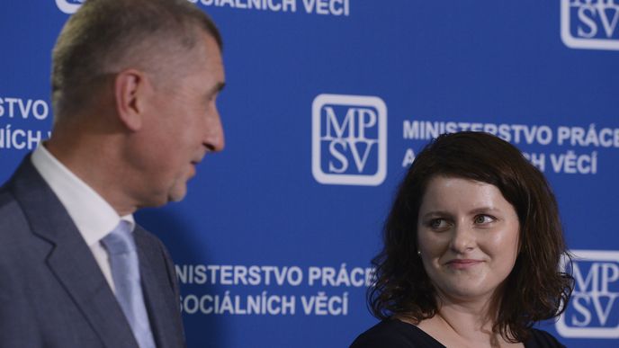 Premiér Andrej Babiš (ANO) a ministryně práce a sociálních věcí Jana Maláčová (ČSSD)