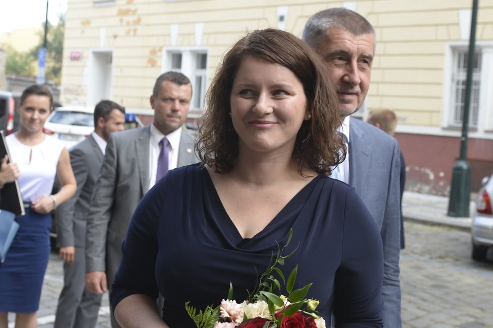 Ministryně práce a sociálních věcí Jana Maláčová (ČSSD) s premiérem Andrejem Babišem (ANO)