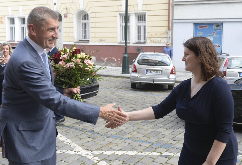 Ministryně práce a sociálních věcí Jana Maláčová (ČSSD) s premiérem Andrejem Babišem (ANO)