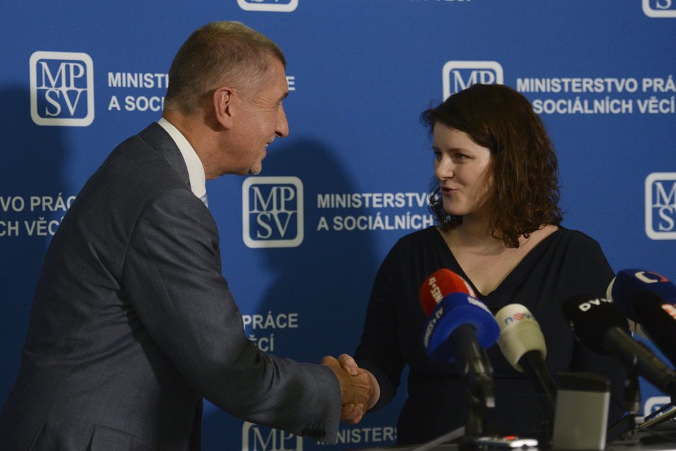 Ministryně práce a sociálních věcí Jana Maláčová (ČSSD) s premiérem Andrejem Babišem (ANO)