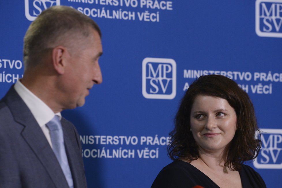 Ministryně práce a sociálních věcí Jana Maláčová (ČSSD) a premiér Andrej Babiš (ANO)