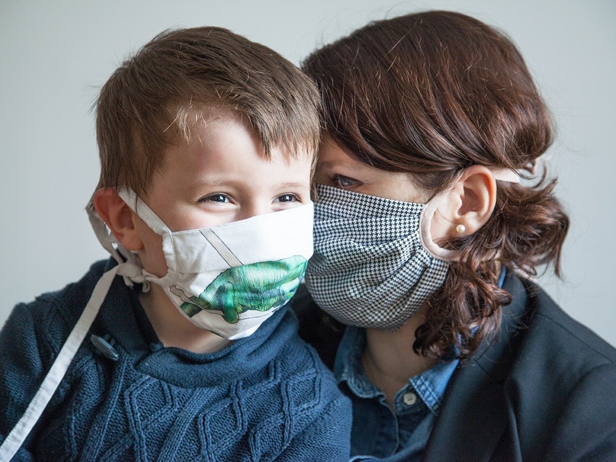 Jana Maláčová (ČSSD) s rouškou během pandemie koronaviru. Její syn Gusta také dostal jednu - s chameleonem