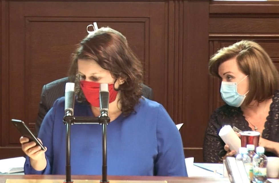Sněmovna o koronaviru: Maláčová (ČSSD) se rozčílila kvůli útoku opozice u ošetřovného, kvůli svému telefonu si musela stáhnout roušku (21. 4. 2020)