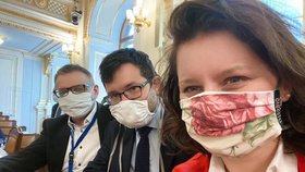 Sněmovní selfie ČSSD z mimořádné schůze kvůli koronaviru: Jana Maláčová, Jan Chvojka a  Lubomír Zaorálek (24.3.2020)