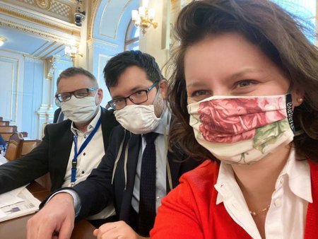 Sněmovní selfie ČSSD z mimořádné schůze kvůli koronaviru: Jana Maláčová, Jan Chvojka a Lubomír Zaorálek (24.3.2020)