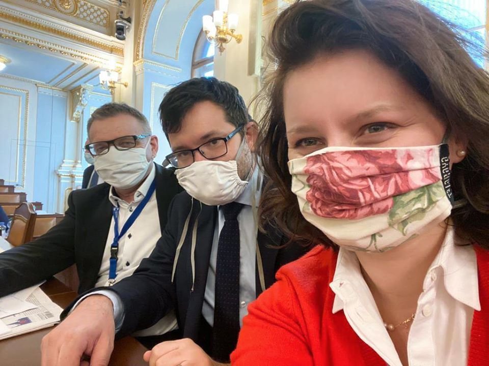 Sněmovní selfie ČSSD z mimořádné schůze kvůli koronaviru: Jana Maláčová, Jan Chvojka a  Lubomír Zaorálek (24. 3. 2020)