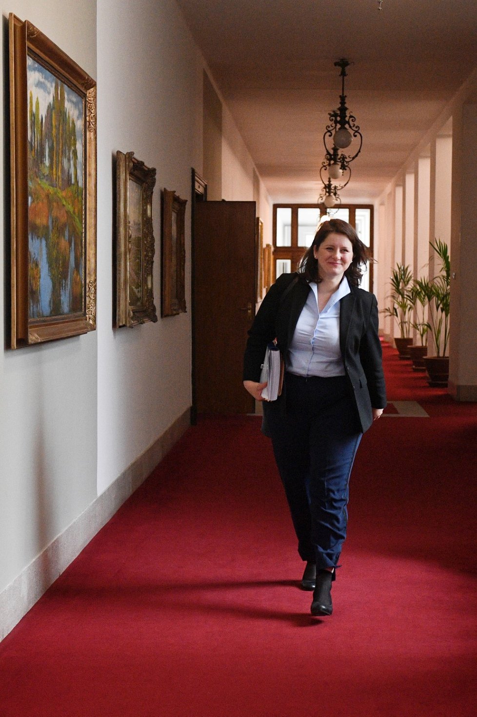 Ministryně práce a sociálních věcí Jana Maláčová (ČSSD) přichází na schůzi vlády (9. 9. 2019)