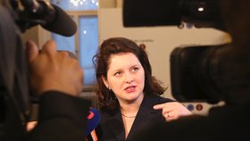 K novinářům promluvila i ministryně práce a sociálních věcí Jana Maláčová. (13. 5. 2019)