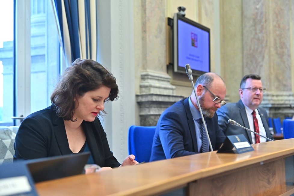 Ministryně práce a sociálních věcí Jana Maláčová se s kolegy připravuje na začátek jednání vlády. (20. 5. 2019)