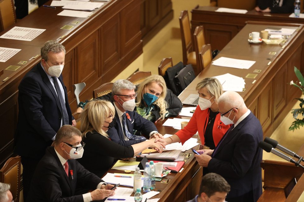 Jana Mračková Vildumetzová přijímá gratulaci od Aleny Schillerové ke zvolení místopředsedkyní Sněmovny.