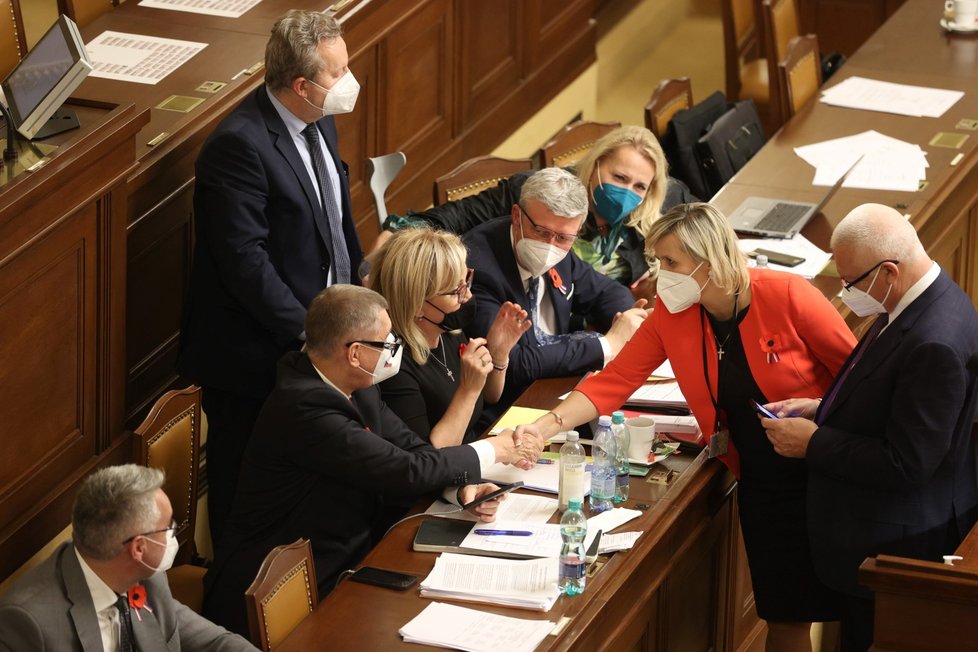 Jana Mračková Vildumetzová přijímá gratulaci od premiéra Andreje Babiše ke zvolení místopředsedkyní Sněmovny.