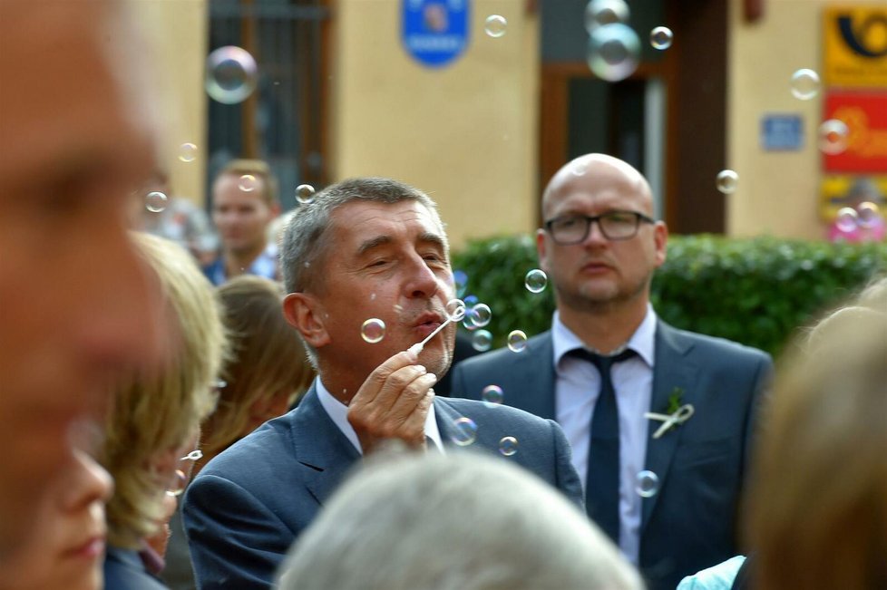 Andrej Babiš na svatbě Mračkové Vildumetzové.