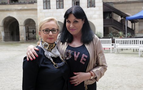 Herečky jsou celoživotní kamarádky. Jana podává Dádě pomocnou ruku. Herečky jsou celoživotní kamarádky. Jana podává Dádě pomocnou ruku.