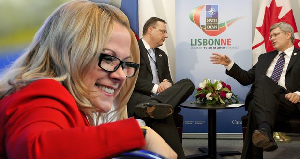 Jana Nagyová (dnes Nečasová) doprovázela Petra Nečase na summit v Lisabonu 2010 (vpravo). A údajně tam způsobila skandál