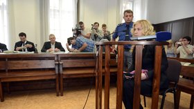 Sedící Jana Nagyová u soudu, který řešil zveřejnění výše jejích odměn