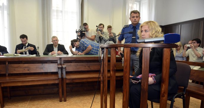 Sedící Jana Nagyová u soudu, který řešil zveřejnění výše jejích odměn