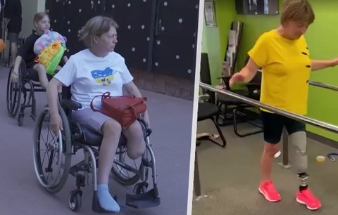 Natalja s Janičkou (11) se učí chodit na protézách, při ruském útoku přišly o nohy. Bojí se pádů