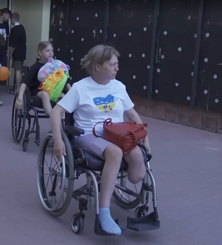 Natalia a dcera Jana (11) se učí chodit na protézách poté, co během ruského útoku na Kramatorsk přišly o nohy