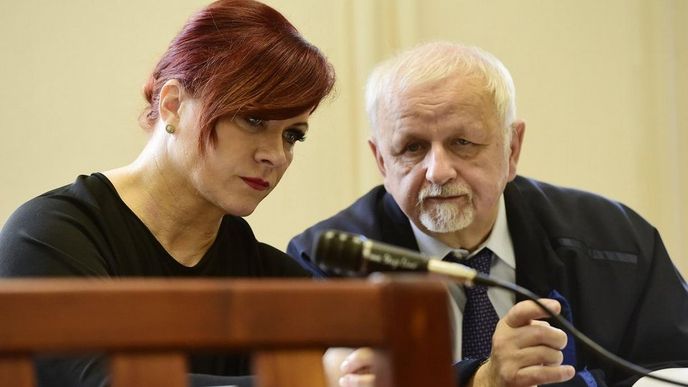 Jana Nečasová a její obhájce Eduard Bruna v soudní síni.